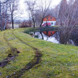 ...TĚŽKÁ TECHNIKA JEZDÍ PŘES SOUKROMÉ POZEMKY...